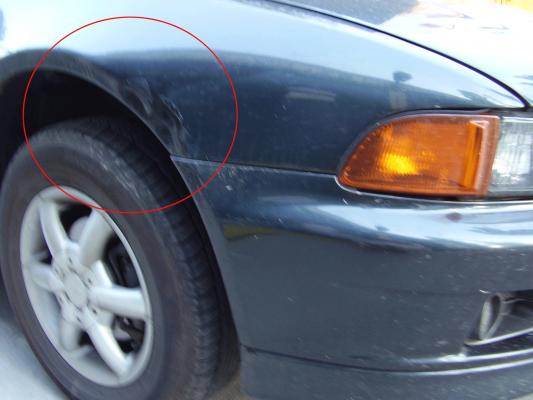 1. Az autó jobb elején a sárvédő és a lökhárító is sérült